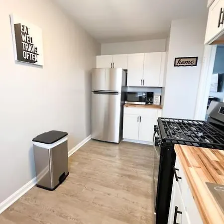 The Gateway: Entire Apartment 7 Mins From Airport